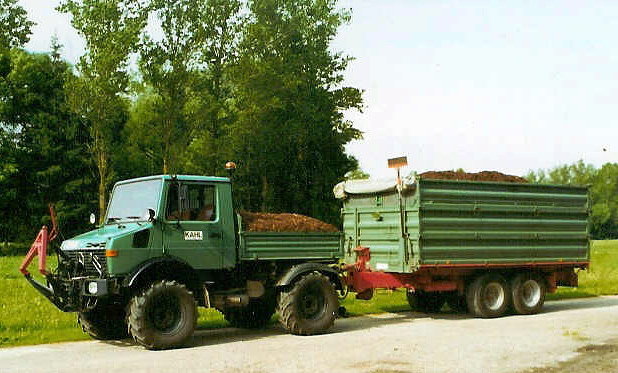 Unimog mit Rindenmulchladung